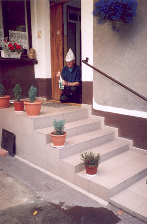 Fot. Maria Musiał. Na zdjęciu mój mąż Stanisław podczas prac malarskich w naszym domu w Kościanie.