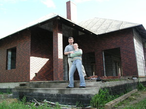 Fot. Maciej Bartkowiak – zakończył się właśnie kolejny etap budowy naszego domu. Regularnie dokumentujemy postępy prac budowlańców robiąc sobie zdjęcia na tle „rosnących” murów.  