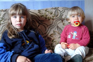 Fot. Sylwia Sałacka. Przez chwilę moje dzieci zainteresował aparat. Na zdjęciu siedmioletnia Olga i osiemnastomiesięczny Mikołaj.