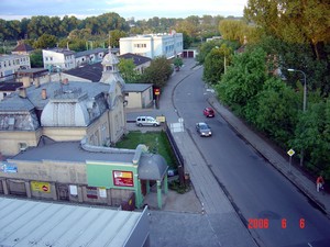 Fot. Edward Kaczmarek. Kościan, widok na ulicę Młyńską, na końcu ulicy budynek Urzędu Skarbowego. Zdjęcie wykonałem z dachu budynku przy ulicy Młyńskiej.