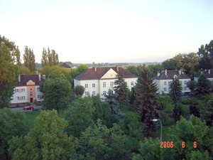 Fot. Edward Kaczmarek. Kościan, widok na skwer Jana Pawła II. W tle budynek Szkoły Muzycznej. Zdjęcie wykonałem z dachu budynku przy ulicy Młyńskiej.