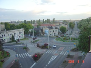 Fot. Edward Kaczmarek. Kościan, widok na budynek starej drukarni. W tle komin i zabudowania wyburzanej cukrowni. Zdjęcie wykonałem z dachu budynku przy ulicy Młyńskiej.