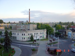 Fot. Edward Kaczmarek. Kościan, widok na budynek starej drukarni. W tle komin i zabudowania wyburzanej cukrowni. Zdjęcie wykonałem z dachu budynku przy ulicy Młyńskiej.
