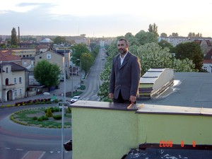 Fot. Edward Kaczmarek. Autoportret autora zdjęć z dachu budynku przy ulicy Młyńskiej w Kościanie.