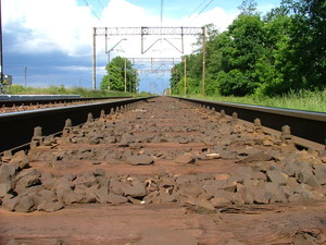 Fot. Ewelina Majchrzak. Ale daleko… do Poznania – przy dworcu kolejowym.  Zdjęcie wykonano w ramach działalności amatorskiego kółka fotograficznego prowadzonego przez Barbarę Zaborską w Gimnazjum im. Jana Pawła II w Starych Oborzyskach