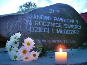 Fot. Barbara Zaborska. Obelisk przy kościele p.w. Matki Bożej Pocieszenia - zdjęcie wykonałam o godz. 21.37. Zdjęcie wykonano w ramach działalności amatorskiego kółka fotograficznego prowadzonego przez autorkę w Gimnazjum im. Jana Pawła II w Starych Oborzyskach