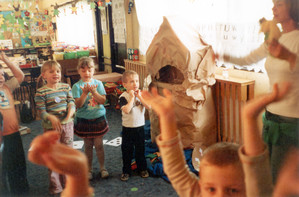 Fot. Emilia Chrzanowska. Grupa ,,Bocianków’’ z nauczycielką Beatą Zielonką. Zdjęcie wykonałam o godz. 10.10 podczas zajęć otwartych dla nauczycieli z Kościana w Samorządowym Przedszkolu nr 2.