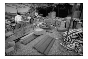 W każdy czwartek i sobotę na targowisku miejskim w Kościanie odbywa się handel. Po zakończeniu handlarze mają sporo pracy z uprzątnięciem swojego towaru.