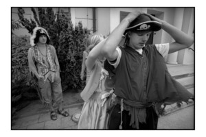 Pracownicy klubu Nenufar przygotowują niespodziankę młodej parze, która właśnie składa przysięgę małżeńską w Urzędzie Stanu Cywilnego w Kościanie.