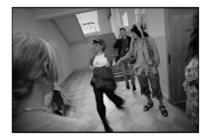 Pracownicy klubu Nenufar przygotowują niespodziankę młodej parze, która właśnie składa przysięgę małżeńską w Urzędzie Stanu Cywilnego w Kościanie.