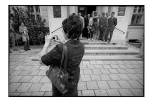 Kolejny ślub w Urzędzie Stanu Cywilnegow Kościanie. Przygotowania do rodzinnego zdjęcia