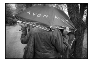 Czempiń, festyn z okazji „magicznej“ daty 07.07.2007. Mirosława Kucian z rodziną chowają się pod parasolem z powodu opadu deszczu, który utrudniał zabawę.