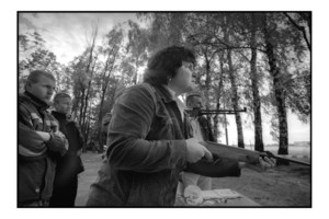 Czempiń, festyn z okazji „magicznej“ daty 07.07.2007. Burmistrz Dorota Lew przypatruje się ustrzelonym z wiatrówki liczbom na tarczy. Strzelnica była jedną z wielu atrakcji podczas festynu.