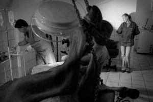 Zdjęcia powstały w Witkówkach i Racocie. Bohaterem zdjęć jest weterynarz - Michał Stanisławiak, który opiekuje się końmi w kilku stadninach na terenie Powiatu Kościańskiego