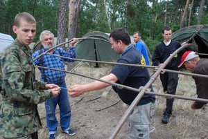 Dębiec Nowy. Kościański Klub Żeglarski. Przygotowanie  biwaku    dla członków młodzieżowych drużyn pożarniczych przez druhów z OSP Kościan.