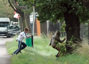 Młodzi autostopowicze na ulicy Gostyńskiej.
