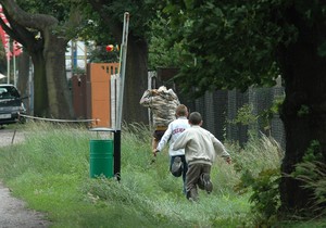 Młodzi autostopowicze na ulicy Gostyńskiej.