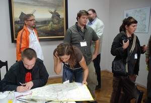Spotkanie u starosty i narada przed wyruszeniem w teren. 
