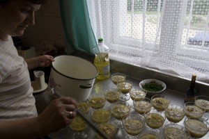 Pani Bogumiła Buchwald przygotowuje „zimne nóżki”. Na co dzień przygotowuje posiłki dla przedszkolaków.