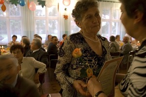 Dyplom dla Pani Zofii, członkini Koła od kilkudziesięciu lat i życzenia kolejnych dziesięciu… dwudziestu… trzydziestu… lat członkowstwa.