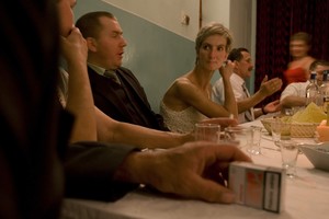 Rozmowy i biesiadowanie. A palenie szkodzi zdrowiu.