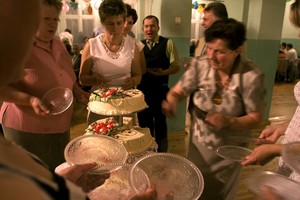 Kolejka do tortu? Nie. Latające talerze? Tak.