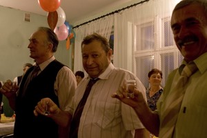 Panowie pili zdrowie swoich żon i gospodyń… niejeden raz. 