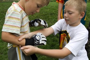 Maksymilian Klecha (10 lat) pomaga założyć bramkarskie rękawice Damianowi Urbaniakowi, lat 5. „To nasze odkrycie sezonu” mówią o nim koledzy.