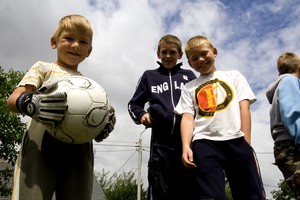 Zaraz zaczynamy mecz. „Piłka jest okrągła, a bramki są dwie”.