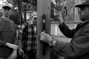 Parafianie czuwają z poziomicą.