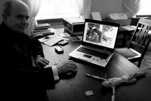 Ks. prob. Piotr Markiewicz wyszperał w swoim elektronicznym archiwum fotografie starego, próchniejącego krzyża.