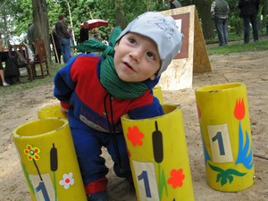 Dwulatek Nikodem na festynie osiedlowym w C zempiniu. Godz. 17.10