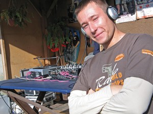 Aron Dudziak – DJ - przygotowuje się do zabawy wiejskiej za sklepem. Srocko Wielkie, godz.19.15 