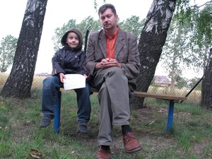 W oczekiwaniu na wręczanie pucharów. Festyn osiedlowy w Czempiniu. Sławomir Salomon z synem Miłoszem.  Godz.19.39 