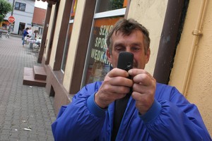 Sławek (- Tylko bez „pan” - zastrzega)  fotografuje autorkę zdjęcia. Obiecał przesłać fotkę do PKS-u. Czempiń, Rynek, godz. 10.53