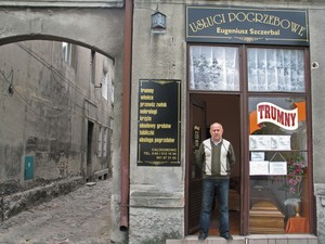 Czempiń, Rynek, godz.11.42 W drzwiach pracownik sklepu - Ryszard Wójcicki.