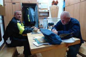 Szatnia kościańskiej drogówki, godz. 6.09. – Parę papierków trzeba wypełnić – wyjaśnia Romuald Stelmaszyk i dodaje, że szatnia i jej wyposażenie to wynik osobistych starań policjantów. Jeszcze kilka lat temu przebierali się w garażach...  