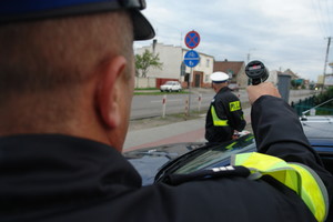 Na granicy Kościana i Kiełczewa rozpoczęto „polowanie” na kierowców przekraczających prędkość. Danych dostarcza nowoczesny kieszonkowy radar. Już pierwszy strzał okazał się trafiony...