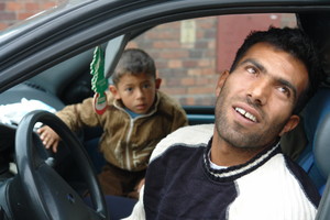 - No nie! Panowie, bo mi plac zajmą – mówi zatrzymany Bułgar, który handluje na kościańskim targu. Niestety przekroczył prędkość, przewoził dziecko bez fotelika i nie miał zapiętych pasów...