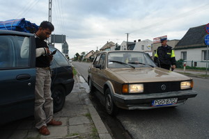 Zanim pierwszy zatrzymany odszukał dokumenty, radar zasygnalizował przekroczenie prędkości przez następnego kierowcę. Drugi zatrzymany też złamał kilka przepisów. Przez godzinę ukarano 9 kierowców. Rekordzista pędził przez Racot z prędkością 109 km/h 