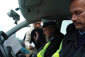 Zanim pierwszy zatrzymany odszukał dokumenty, radar zasygnalizował przekroczenie prędkości przez następnego kierowcę. Drugi zatrzymany też złamał kilka przepisów. Przez godzinę ukarano 9 kierowców. Rekordzista pędził przez Racot z prędkością 109 km/h 