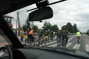 Od kilku dni przed południem, szerokością całej drogi przemierza Kościan grupa rowerzystów z obozu zorganizowanego przez stowarzyszenie Porozumienie Ziemia Kościańska. Dziś jadą do Wonieścia. 