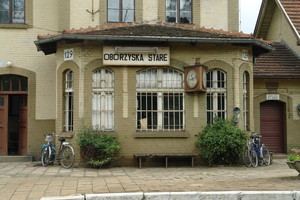 Pociągiem przez powiat kościański. Jadąc od Poznania podróż rozpoczynamy od Starych Oborzysk. Mała i najpiękniejsza stacja w powiecie. Zaniedbana jak wszystkie, ale urokliwa.