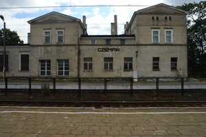 Pociągiem przez powiat kościański. Czempiń – widok od ładniejszej strony nie pozostawia złudzeń. Ładnie nie jest.