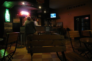 Bar Trops przy ul. Wrocławskiej. O godzinie 19 był w nim tylko jeden gość. Latem ruch w lokalu zaczyna się znacznie później...