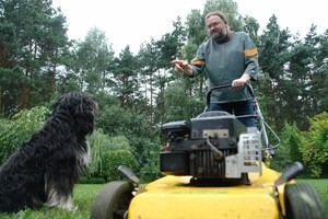 Kiełczewo, ul. Sosnowa, godz. 19.26. Jerzy Wizerkaniuk - redaktor naczelny Gazety Kościańskiej - próbuje kosić trawnik w przydomowym ogrodzie. Skutecznie przeszkadza mu pies Kuba
