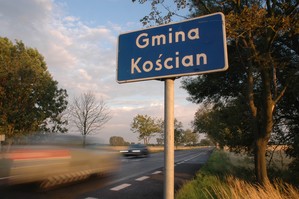 Po deszczowym dniu popołudniowe słońce wita podróżnych wkraczających na ziemię kościańską.