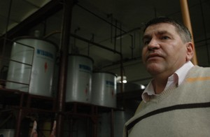 Grzegorz Konieczny - kierownik gorzelni w Turwi wewnątrz hali produkcyjnej. Produkowany w tej po pegeerowskiej gorzelni spirytus zna już cały świat. Znakomitą jakość produktu potwierdza fakt, że z tegoż spirytusu produkuje się najbardziej wykwintne, znane na wszystkich kontynentach, wersje wódki wyborowa.