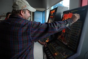 W sobotnie dżdżyste popołudnie w kobylnickiej spożywce kwitnie nie tylko handel. Jedną z nielicznych tutejszych rozrywek są 