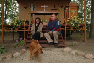 Kaplica w Nowym Dębcu. Msze odprawiane są tu sezonowo. Z tego też powodu nie można liczyć na to, by ofiary wiernych wystarczyły na utrzymanie kaplicy polowej. Dlatego pani Anna Czajkowska i pan Henryk Szpoper każdą swoją wolną chwilę poświęcają na pracę na rzecz  kaplicy.